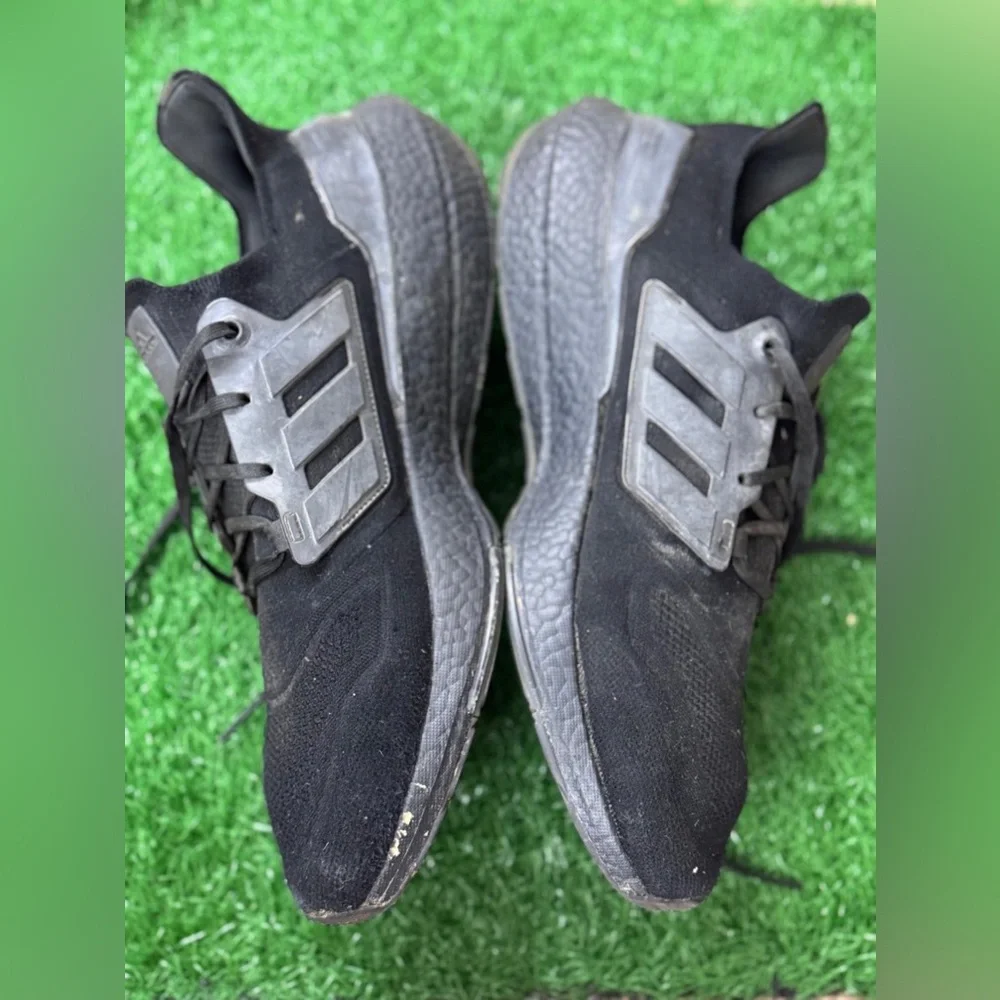 Adidas Ultra Boost 22 Triple Black Size‎ 17